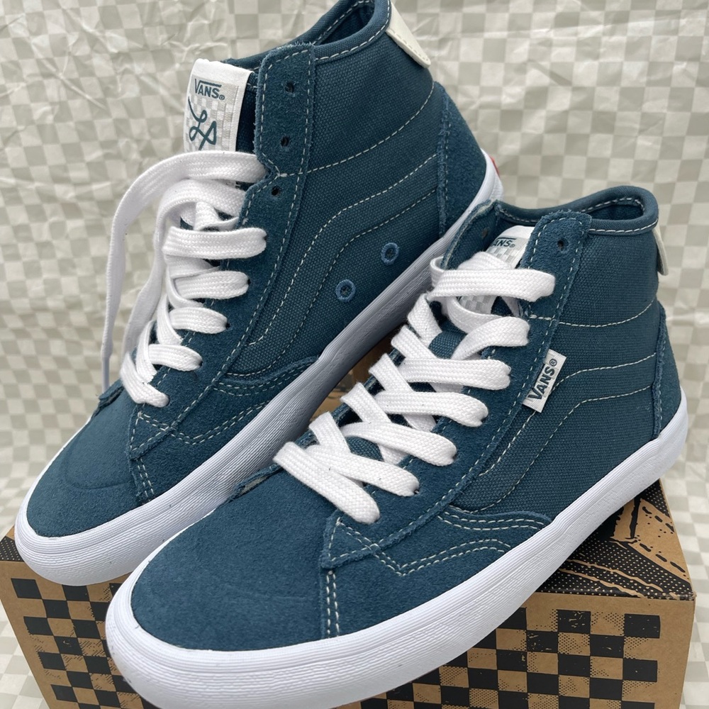 Vans Men’s The Lizzie
Teal Sneakers
VN0A4BX1TEA
High-Tops with White Accents - Picture 7 of 16